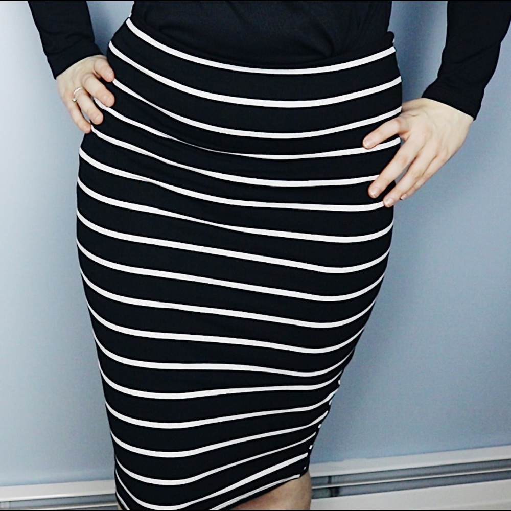 Black & White Stripped Midi Skirt - Picture 4 of 4